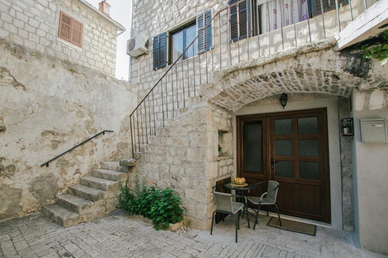 Apartment Dajana Near The Beach Kastela Exterior photo